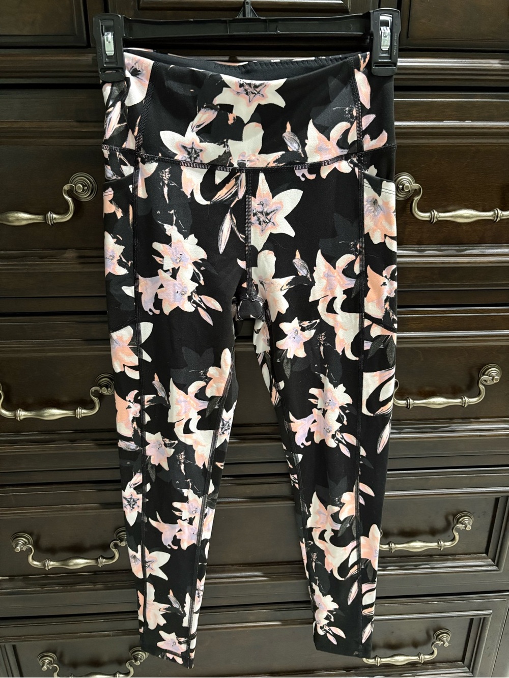 Women’s Victoria’s Secret Floral Black/Pink compression 3/4 Leggings-Sz Small